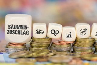 Foto: Würfel mit Aufschrift Säumniszuschlag